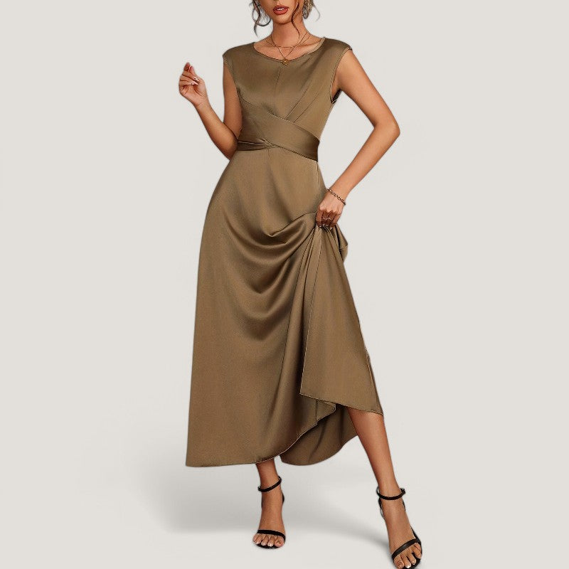 Galakjole for kvinne, ermeløs i skinnende satin. Komfortabel og elegant festantrekk i brun/beige.