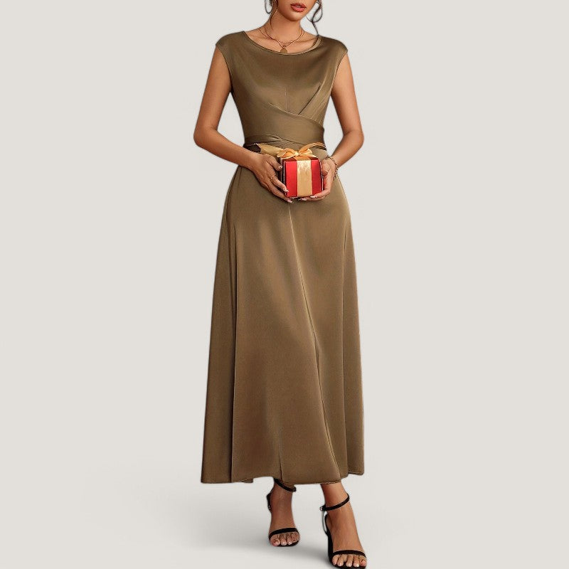 Kvinners elegante ermeløse aftenkjole i brun/beige satin. Formell, tidløs festkjole.