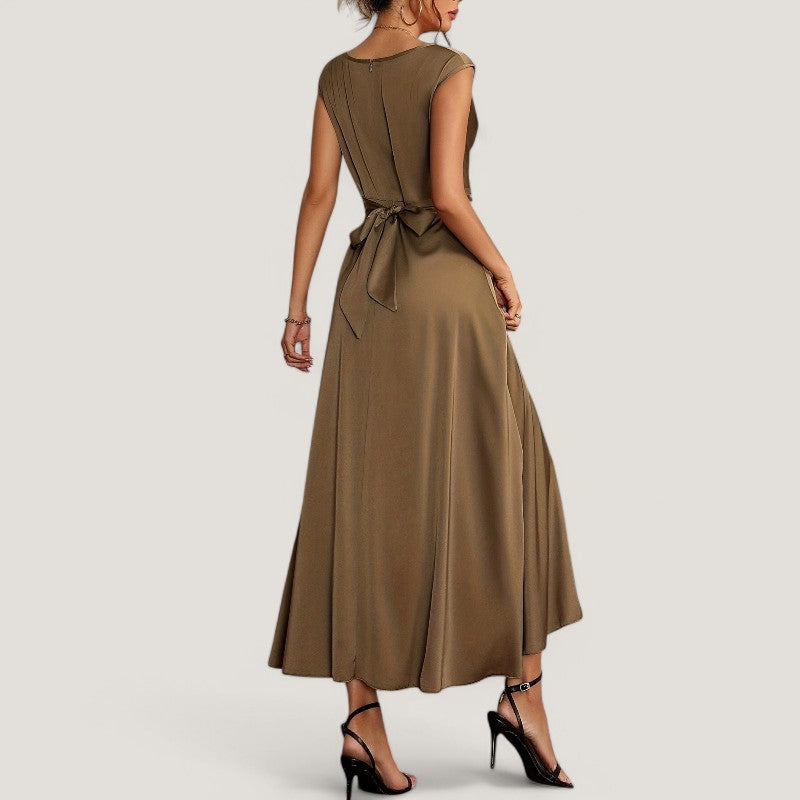 Tidløs, elegant brun/beige aftenkjole for kvinner. Ermeløs satin festkjole, perfekt helårs.