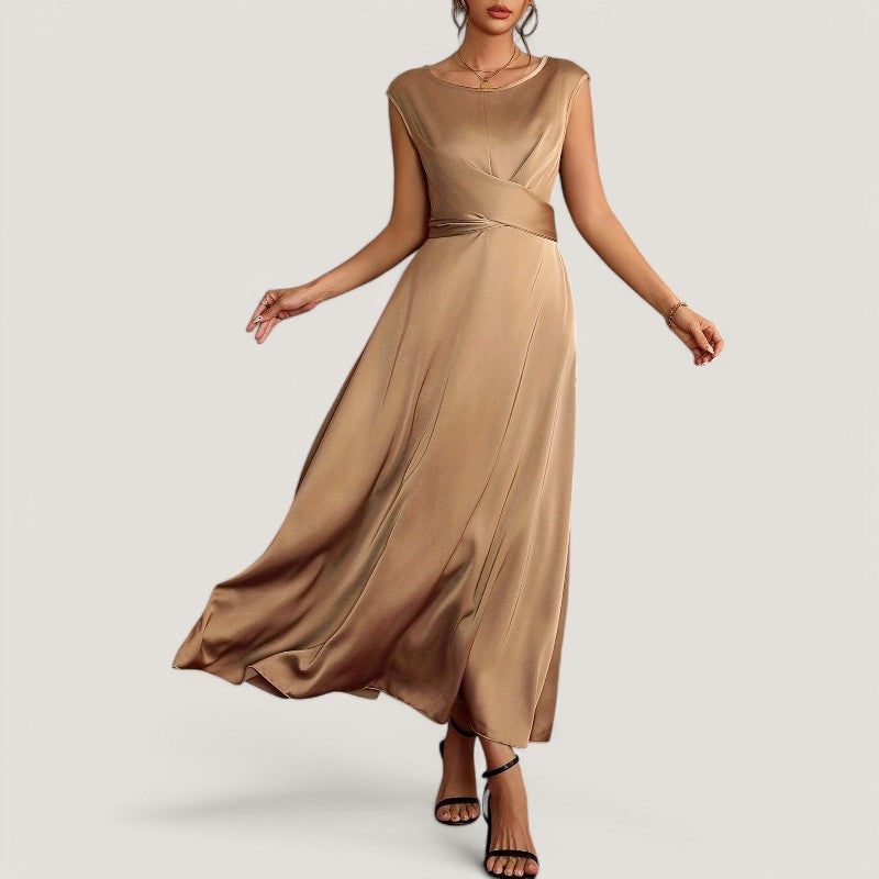 Formell aftenkjole i beige/brun satin, ermeløs. Elegant festantrekk for kvinner.