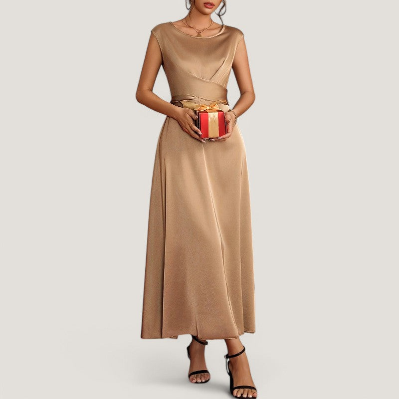 Full lengde ermeløs aftenkjole i brun satin. Elegant og tidløs selskapskjole for kvinner.