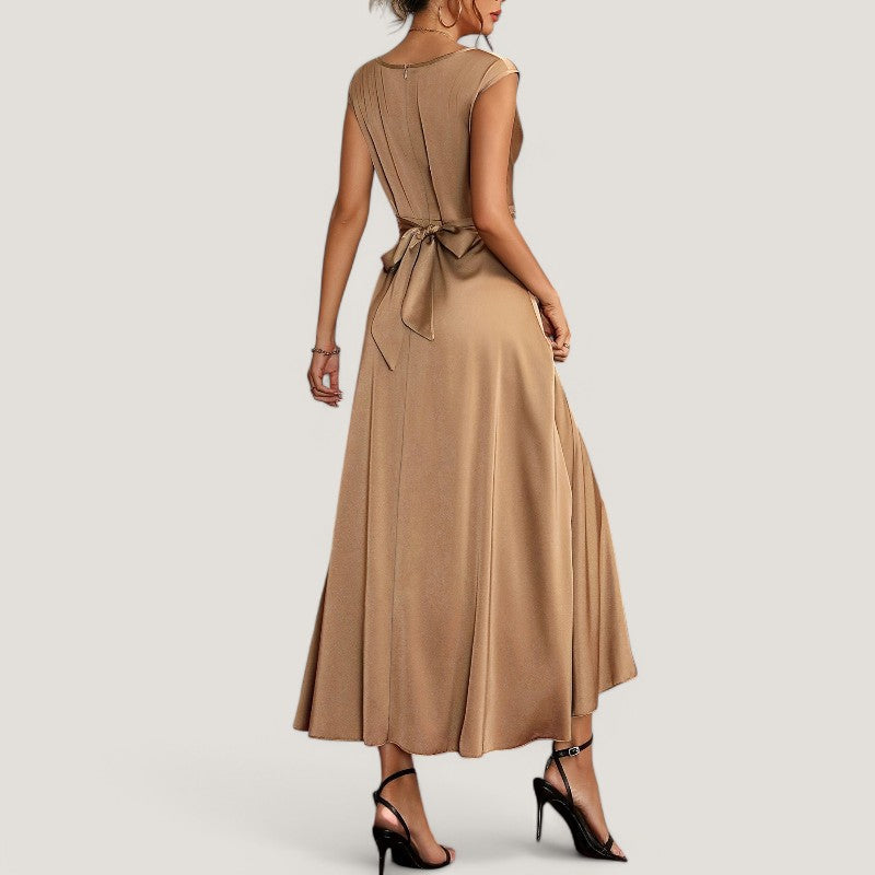 Elegant ermeløs aftenkjole i brun/beige satin for kvinner. Tidløs, komfortabel festkjole.