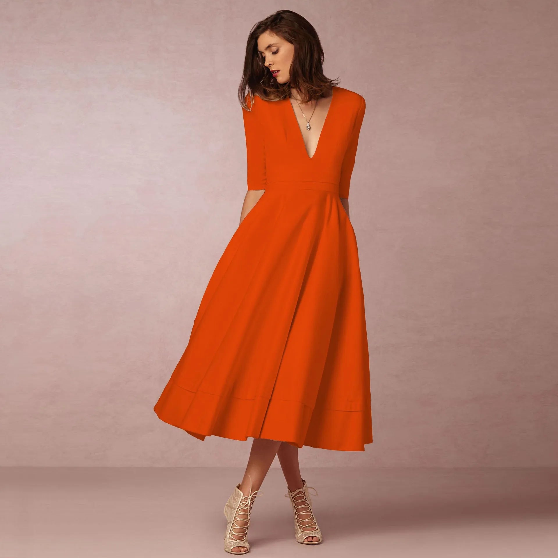 Enkel og elegant prinsessekjole for dame, ermeløs med moderne snitt, perfekt for sommerfest.