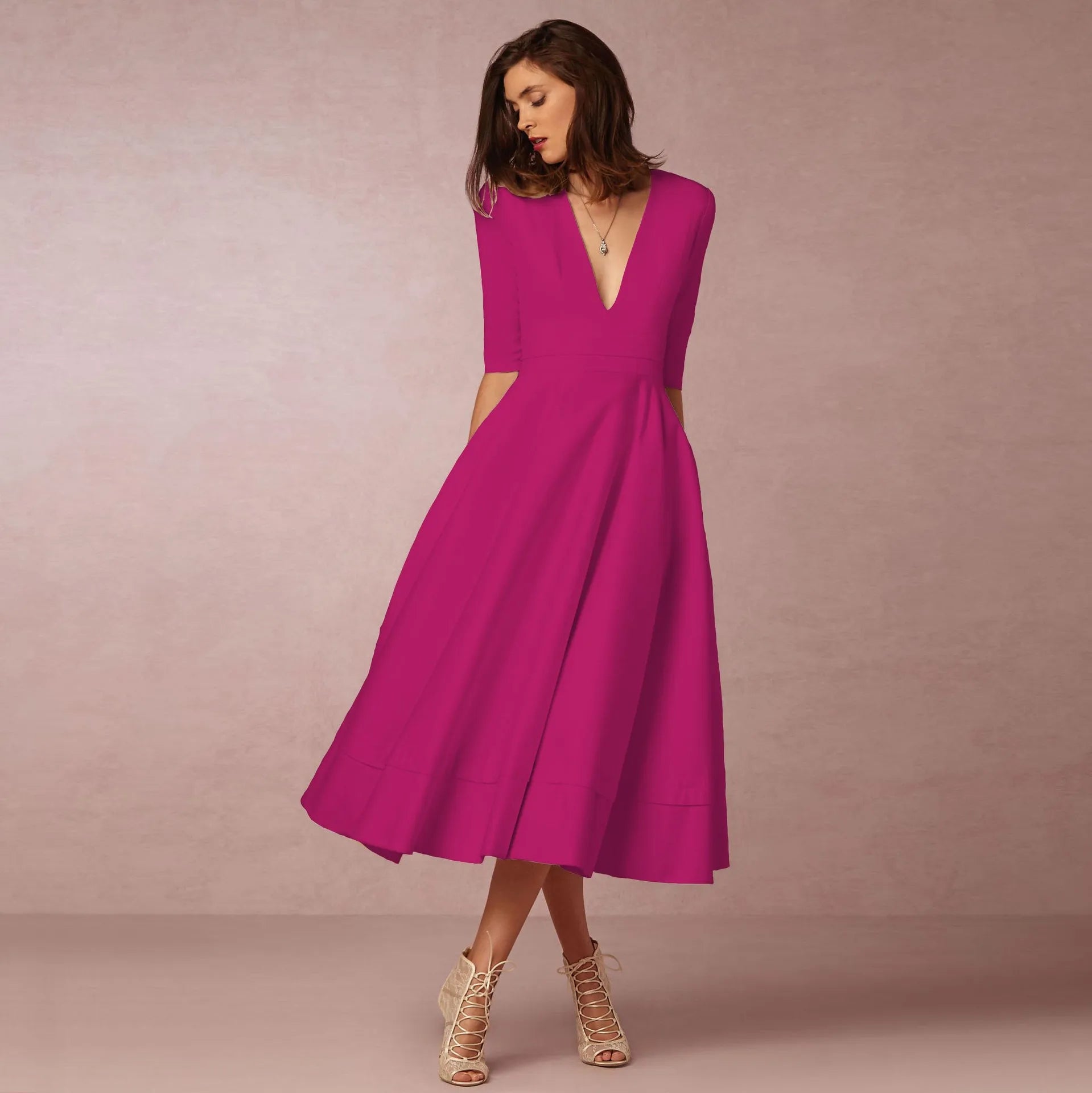 Stilfull prinsessekjole for dame uten ermer, en elegant og moderne cocktailkjole for fest.