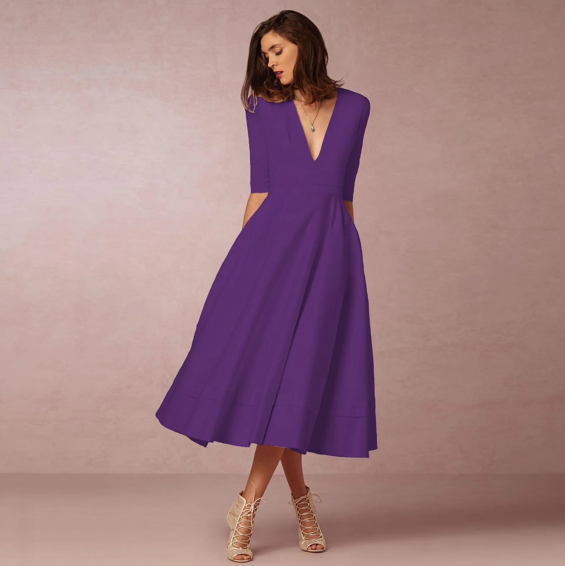 Moderne prinsessekjole uten ermer, elegant design for dame, perfekt som festkjole eller kveldsantrekk.