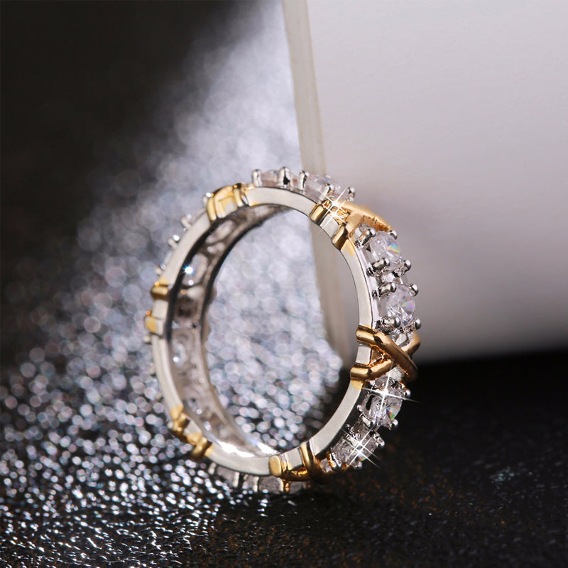 "Elegant evighetsring med glitrende cubic zirconia og 14K gullbelegg, perfekt til både hverdag og spesielle anledninger."