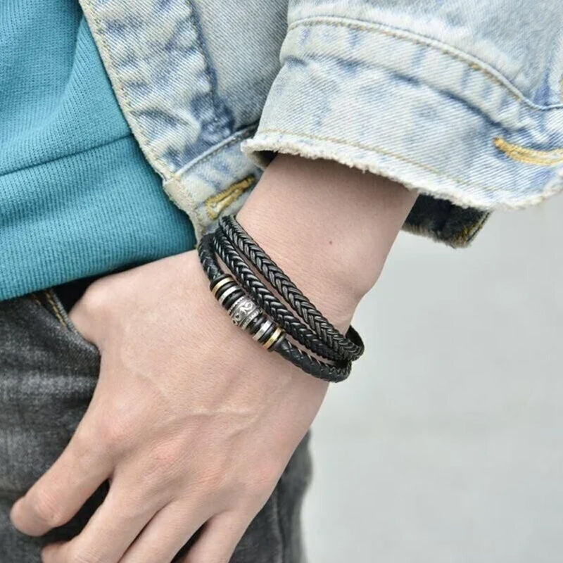 "Elegant flettet skinnarmbånd for menn med rustfritt stål magnetlås i svart; stilfullt, maskulint design."