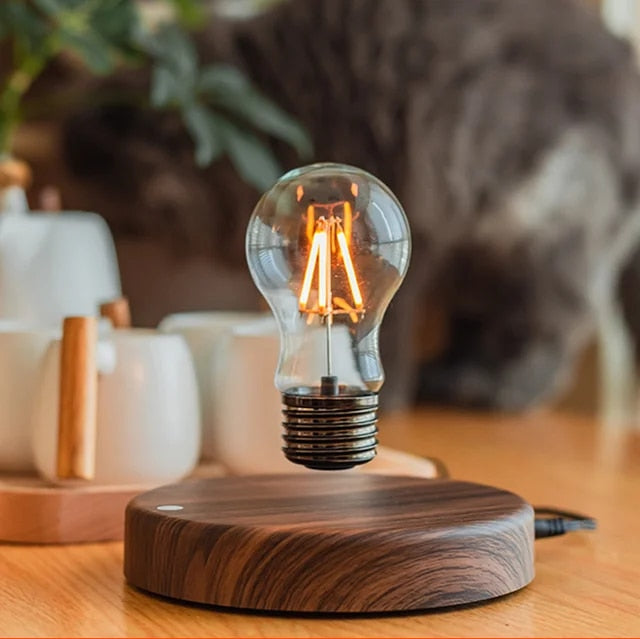 "Elegant flytende lyspære lampe med LED-teknologi og valnøttre sokkel, skaper magisk atmosfære i hjemmet."
