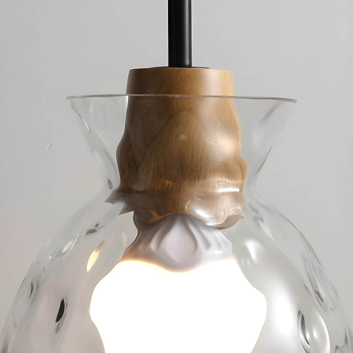 Elegant glass lysekrone med moderne design, minimalistisk stil, justerbar ledning, ideell for moderne interiør.