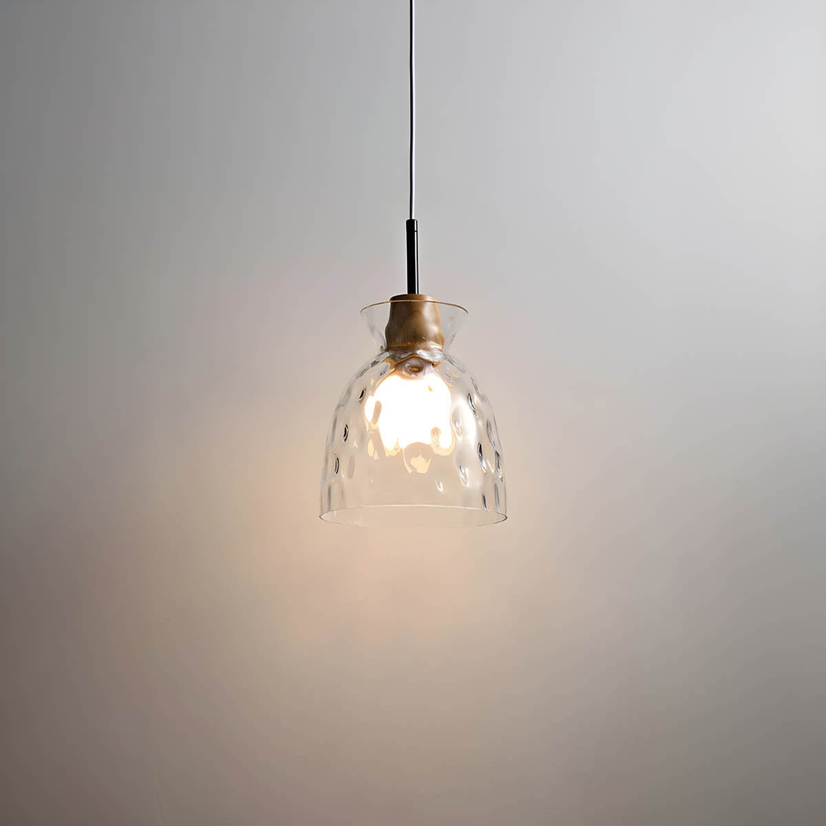 Elegant glass lysekrone med moderne design, minimalistisk stil, justerbar ledning, ideell for moderne interiør.