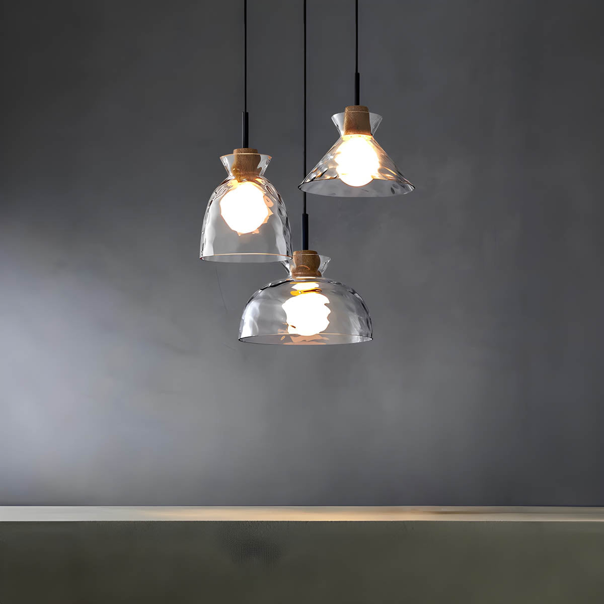 Elegant glass lysekrone med moderne design, minimalistisk stil, justerbar ledning, ideell for moderne interiør.