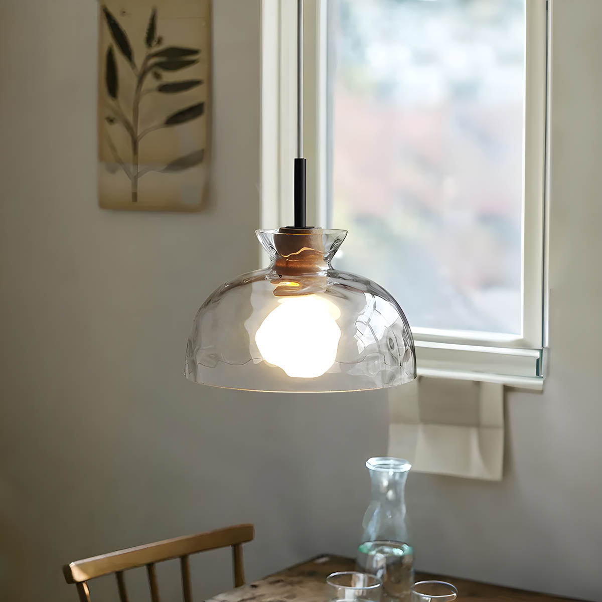 Elegant glass lysekrone med moderne design, minimalistisk stil, justerbar ledning, ideell for moderne interiør.
