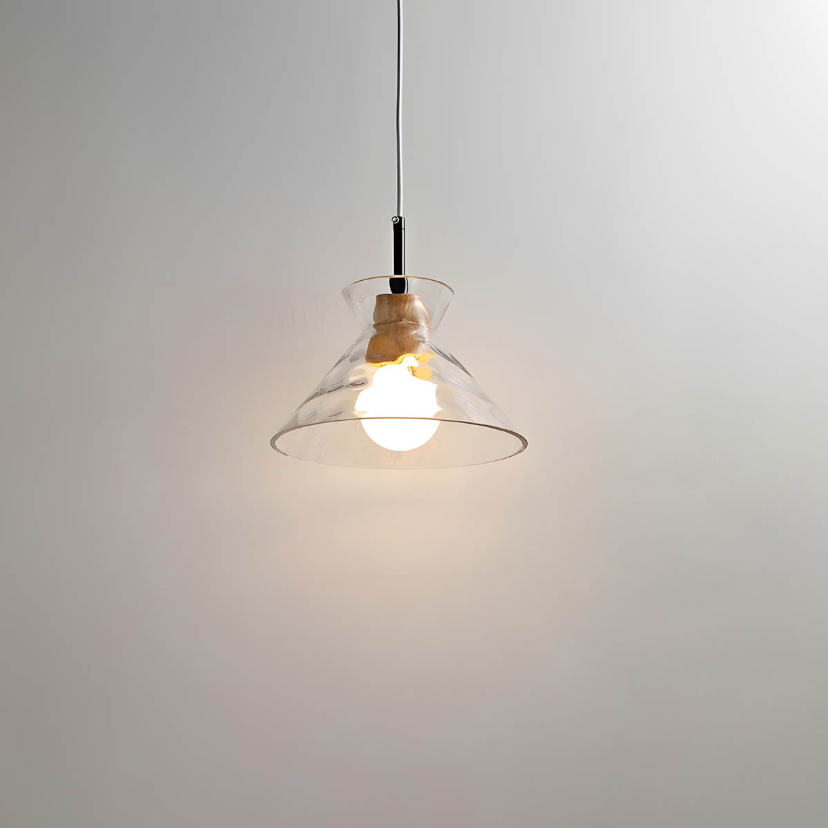 Elegant glass lysekrone med moderne design, minimalistisk stil, justerbar ledning, ideell for moderne interiør.