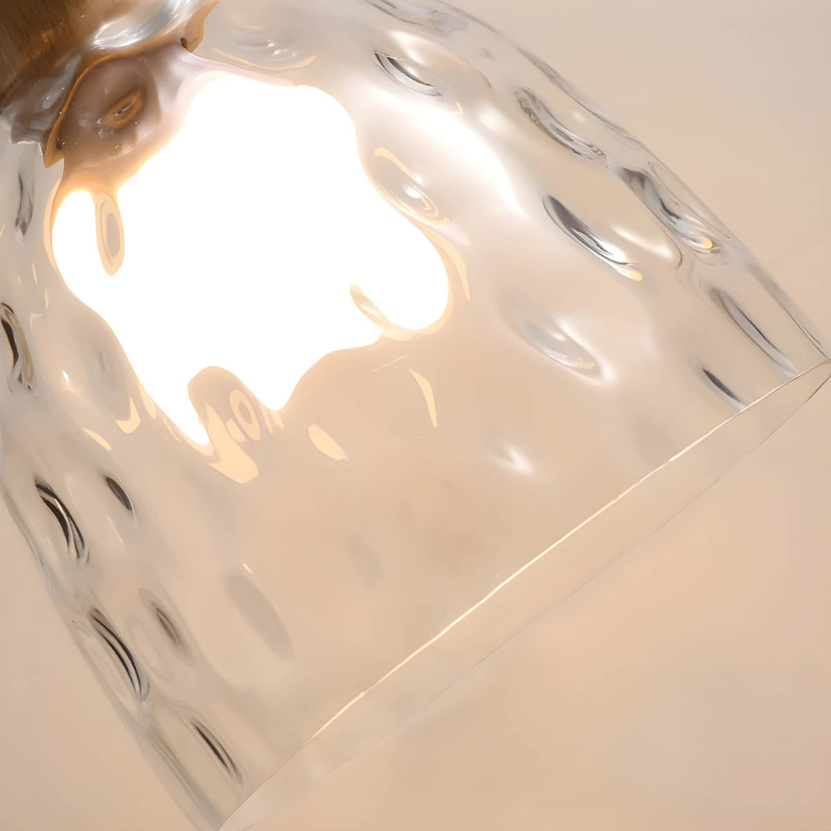 Elegant glass lysekrone med moderne design, minimalistisk stil, justerbar ledning, ideell for moderne interiør.