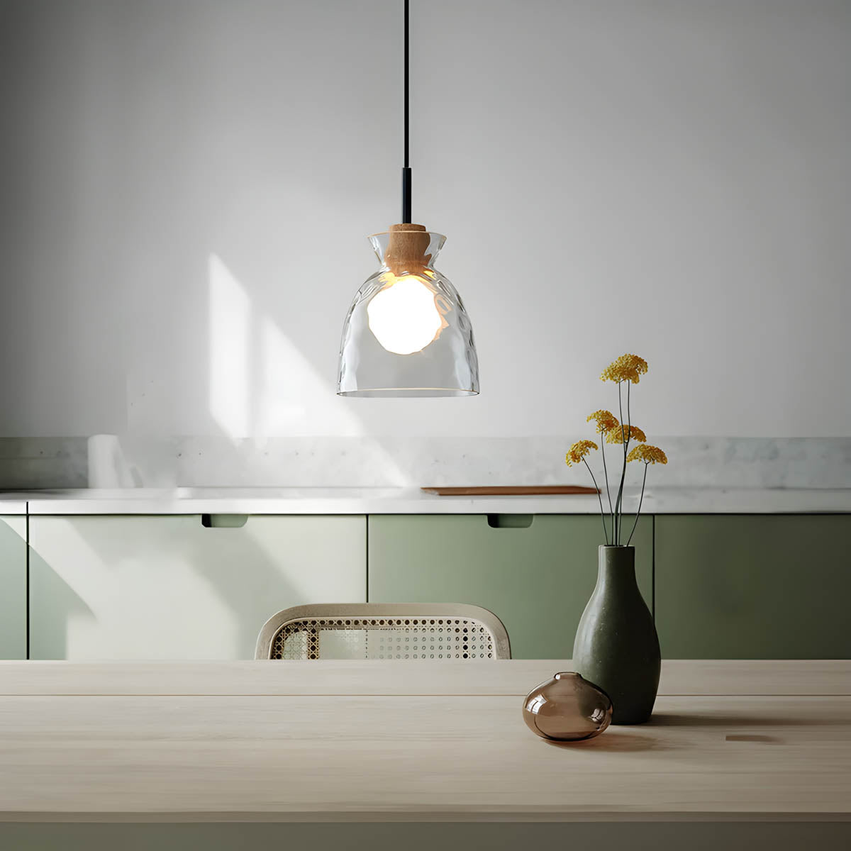 Elegant glass lysekrone med moderne design, minimalistisk stil, justerbar ledning, ideell for moderne interiør.