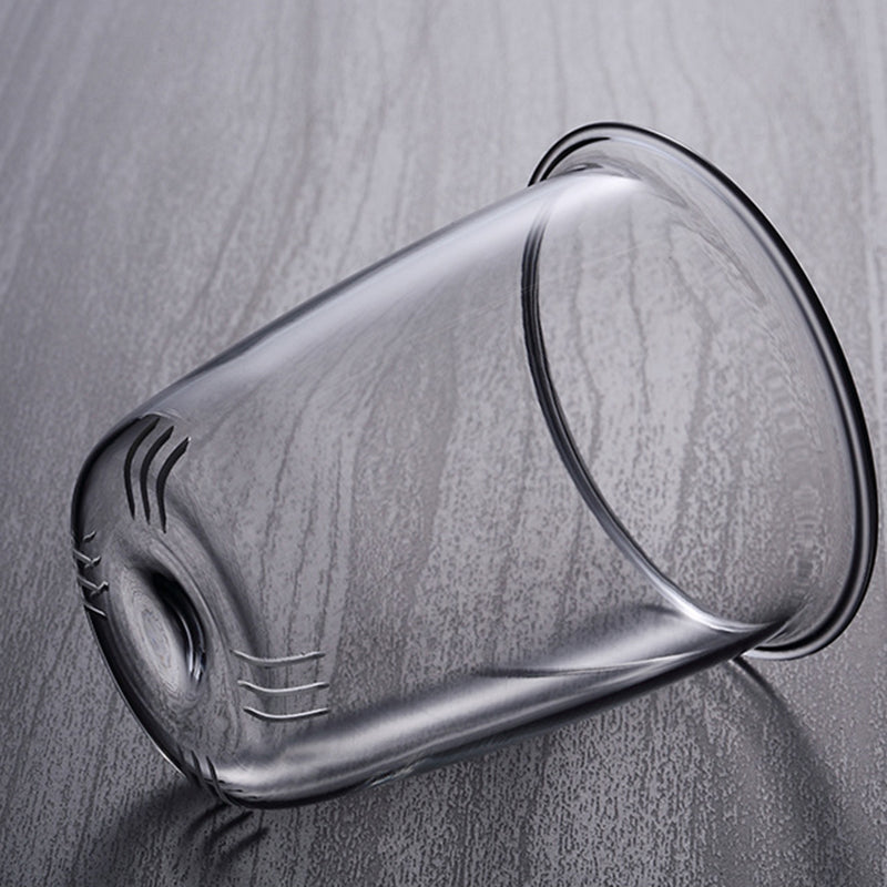 Elegant borosilikatglass tekanne med stål infuser for moderne teelskere.