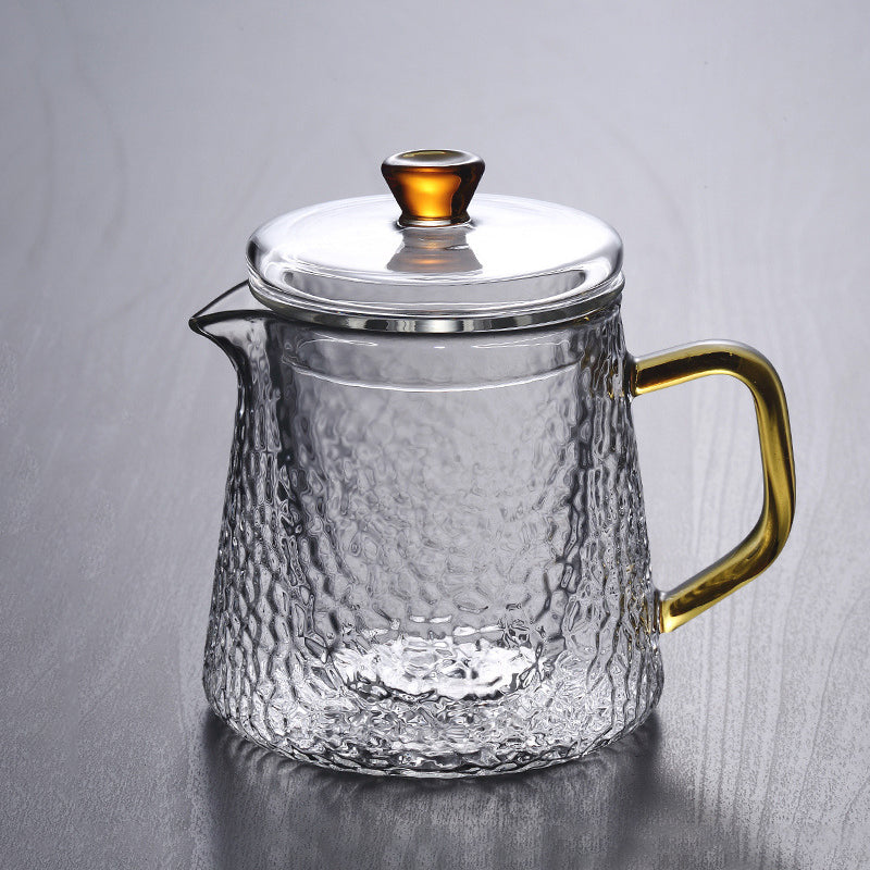 Klar glass tekanne med finmasket infuser, ideell for alle typer te og dekor.