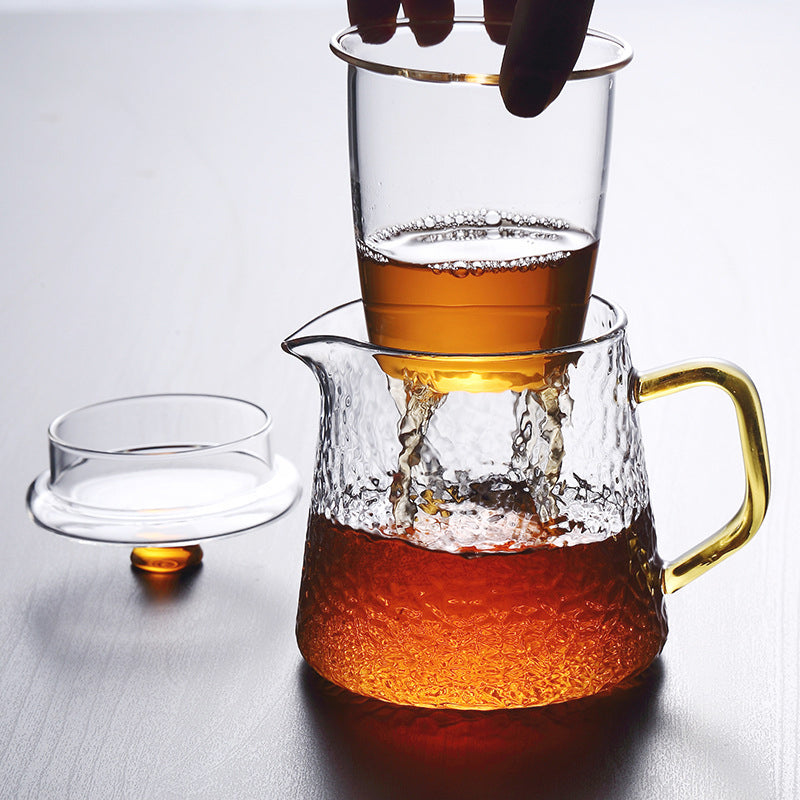Stilren tekanne i glass med integrert filter for en aromatisk teopplevelse.