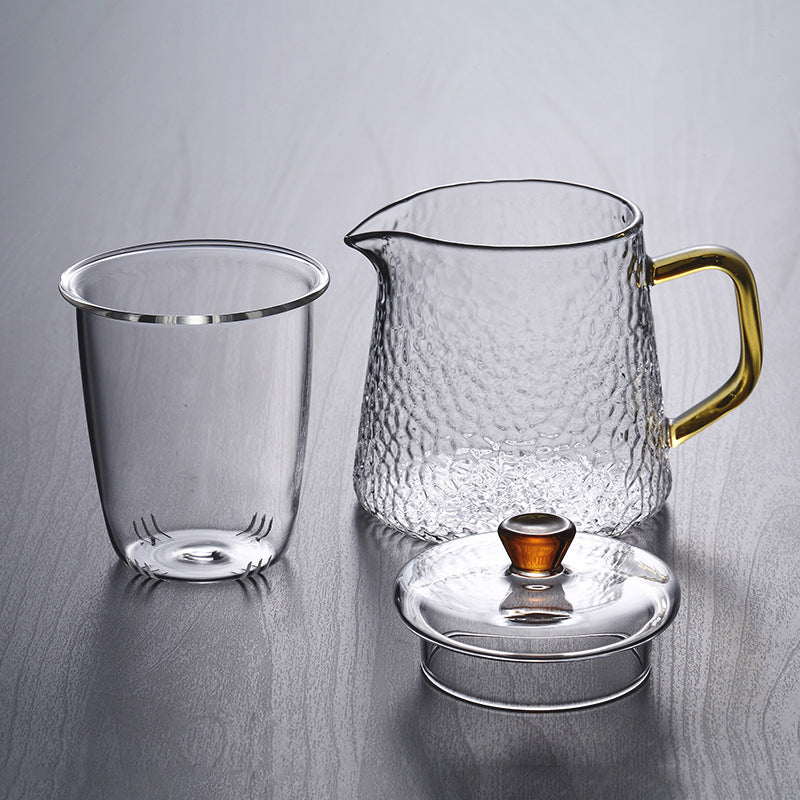 Praktisk tekanne av borosilikatglass med infuser for enkel og ren tebrygging.