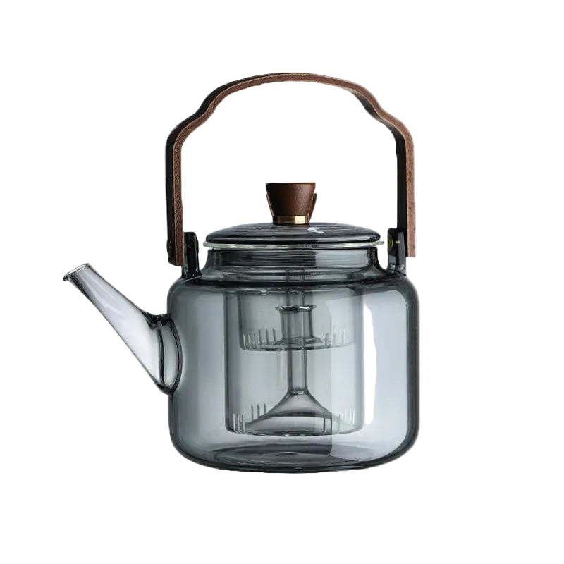 Elegant glasskanne med trehåndtak, perfekt for moderne tedrikking og stilfull servering.