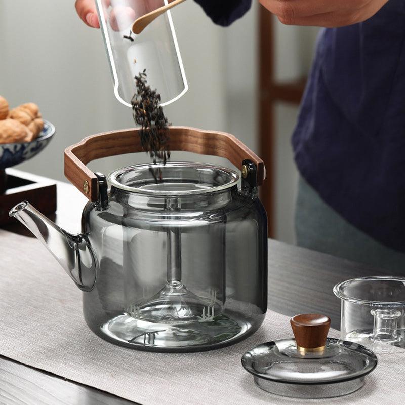 Design tekanne i glass med flott trehåndtak, en moderne gaveidé til teelskere.