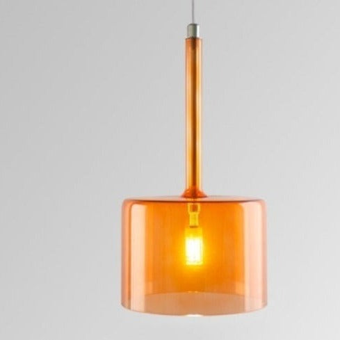 Klar glass taklampe, gir et lett og elegant uttrykk over spisebordet.
