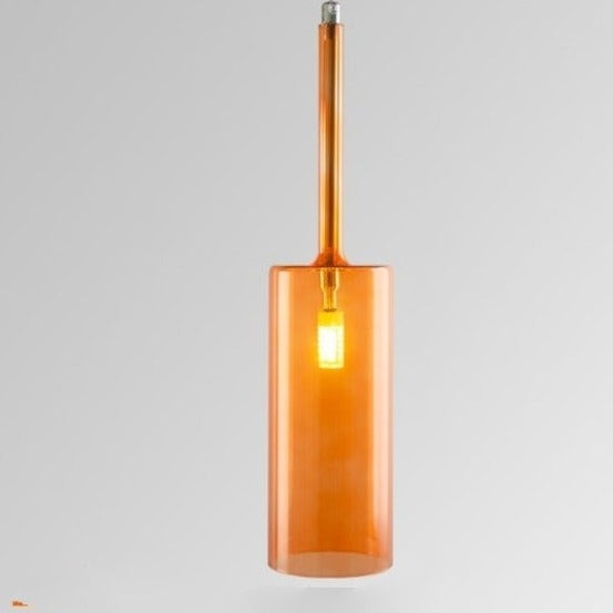 Varm kosebelysning fra glasslampe, perfekt taklampe for spisebord i stuen.