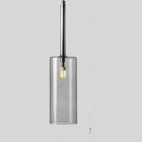 Designer pendellampe i glass, fremhever spisebordet med elegant og moderne lys.