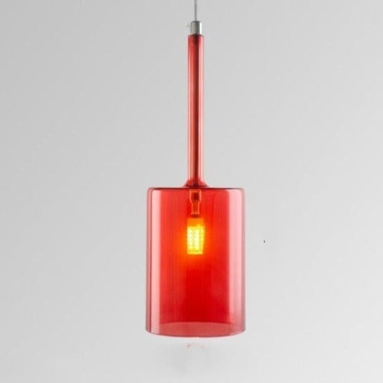 Moderne og elegant glasspendellampe, ideell for et innbydende spisebord.