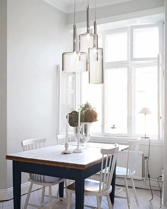 Moderne pendellampe i glass, ideell for spisebordbelysning og stilfull interiørdesign.