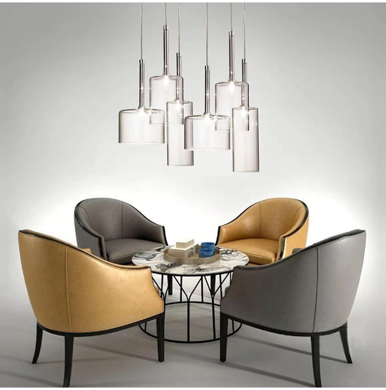 Klar glasspendellampe over spisebordet, gir moderne og elegant belysning til hjemmet.