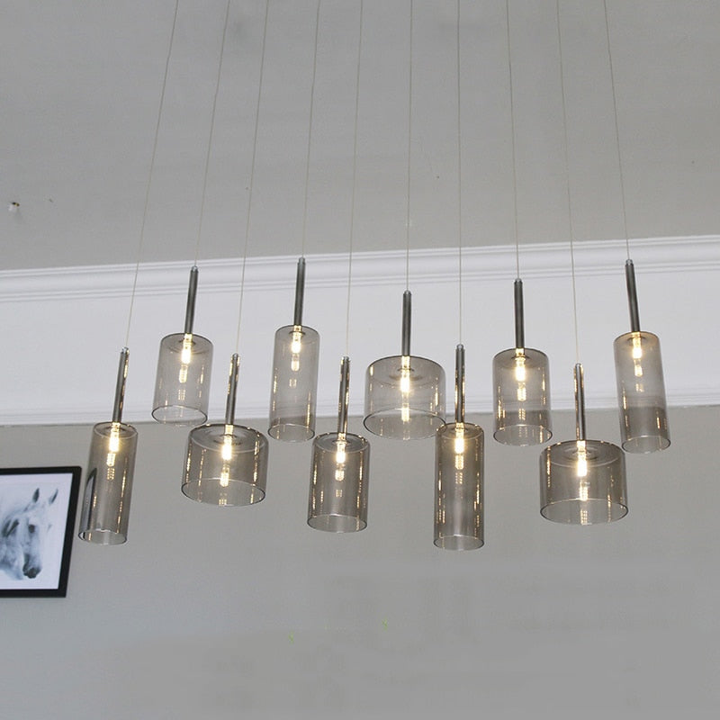 Vakker designer glasslampe for spisebordet, skaper stemningsfull kosebelysning.