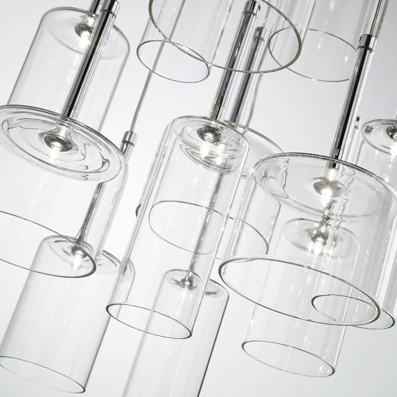 Minimalistisk glass taklampe, perfekt som spisebordslampe for moderne interiør.
