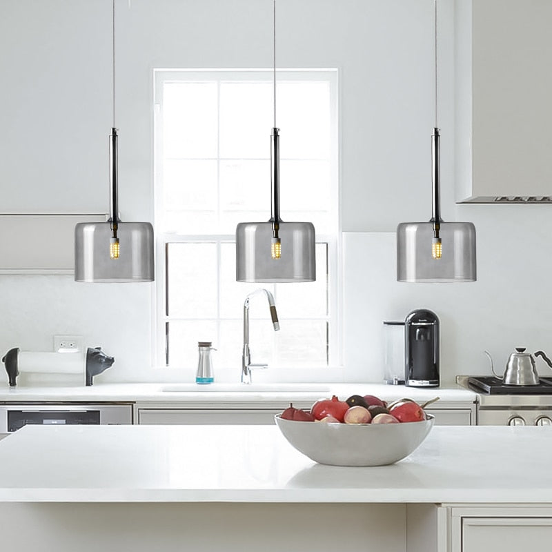 Rund glasstaklampe for spisestuen, gir moderne og funksjonell spisebordsbelysning.