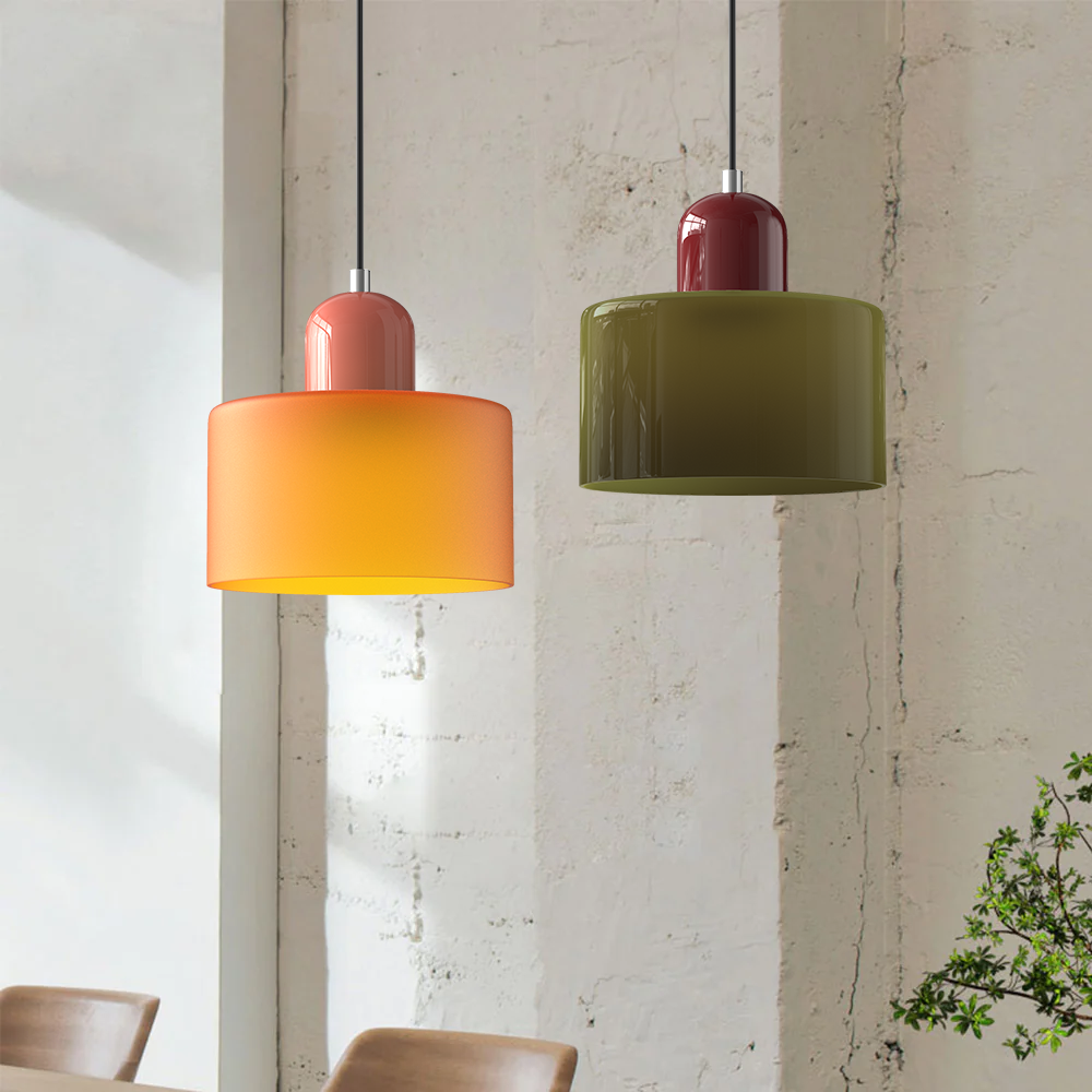 Elegant glasspendellampe med Bauhaus-design, justerbar oppheng, tilgjengelig i flere farger. Perfekt for moderne interiør.