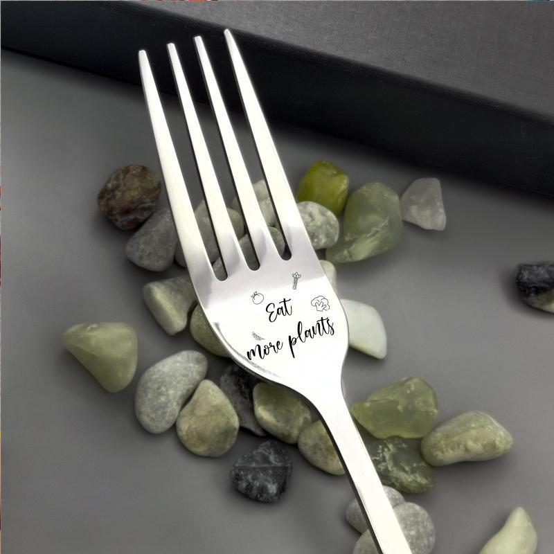 "Elegant gravert gaffel i skinnende rustfritt stål, speilpolert for et moderne uttrykk, 21 cm lang."