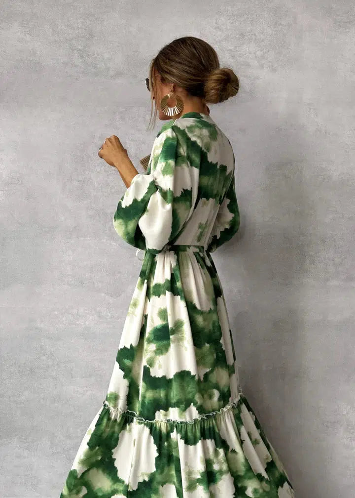 "Elegant grønn maxikjole med V-hals, lange ermer og flagrende design, ideell for formelle anledninger eller romantiske kvelde