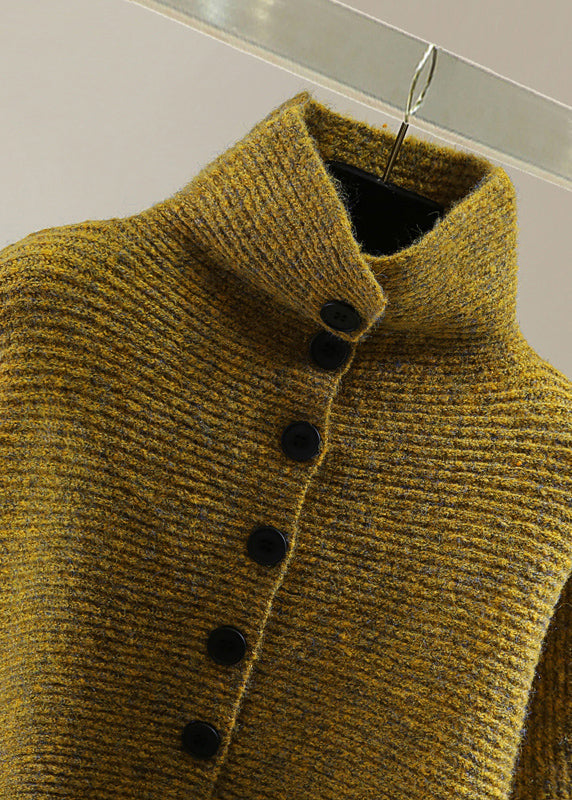 Stilig gul damegenser med turtleneck, flaggermusermer og romslig passform. Komfortabel og elegant strikkegenser.