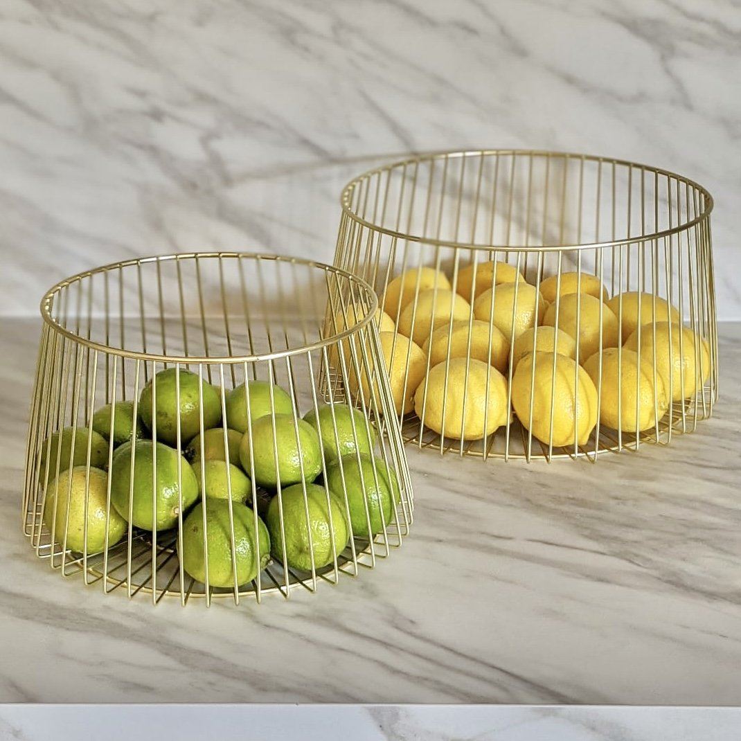 Nærbilde av AuraBowl gull trådkurv som viser elegant design. En luksuriøs fruktkurv for stilfull innredning.