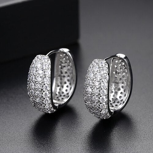 Luksuriøse Huggie Hoop øredobber i sterling sølv, gullbelagt, for en glamorøs look