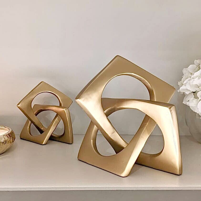 Moderne gull knuteskulptur som eksklusiv bordpynt, kunstnerisk innredningsdetalj for hjemmet.