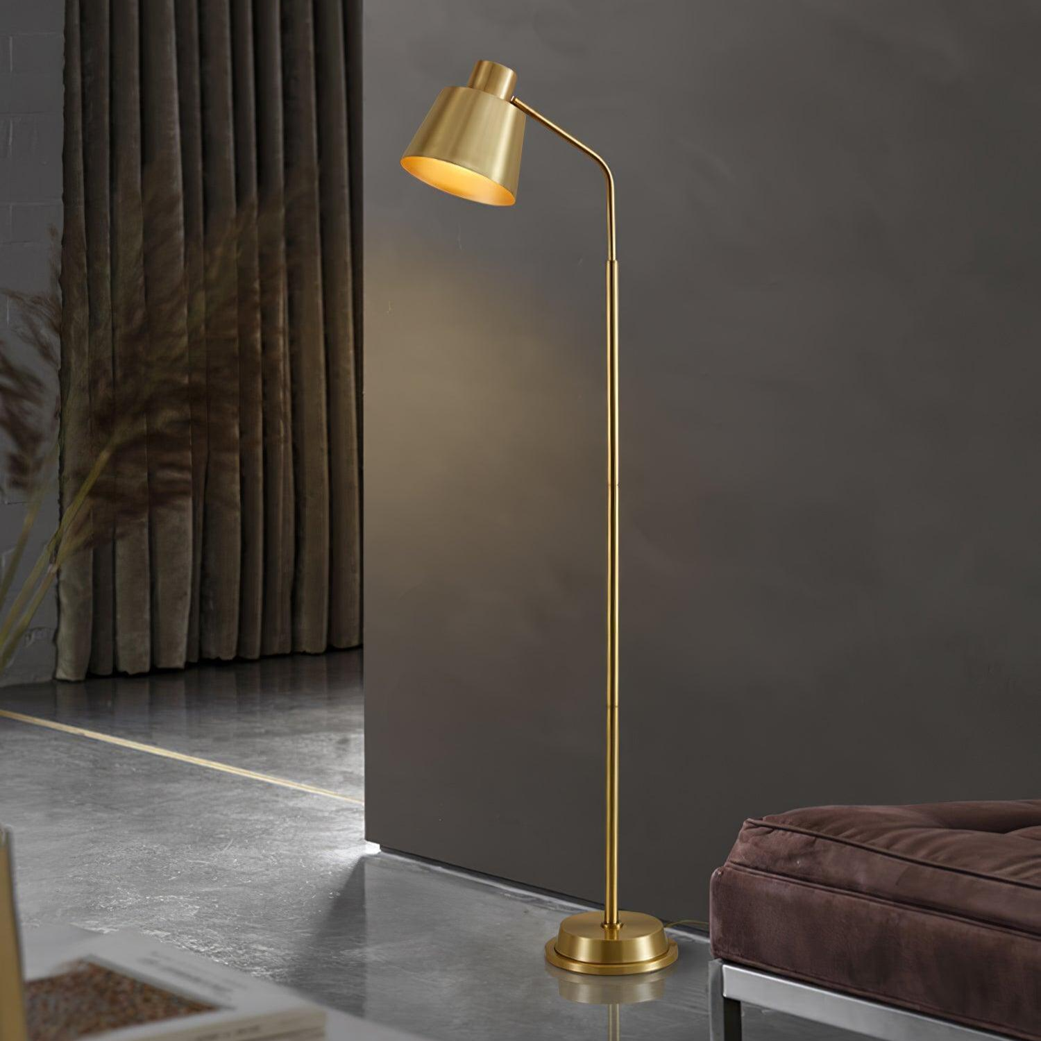 "Elegant gulvlampe i messing med LED, moderne design og luksuriøs finish, passer perfekt for ethvert interiør."