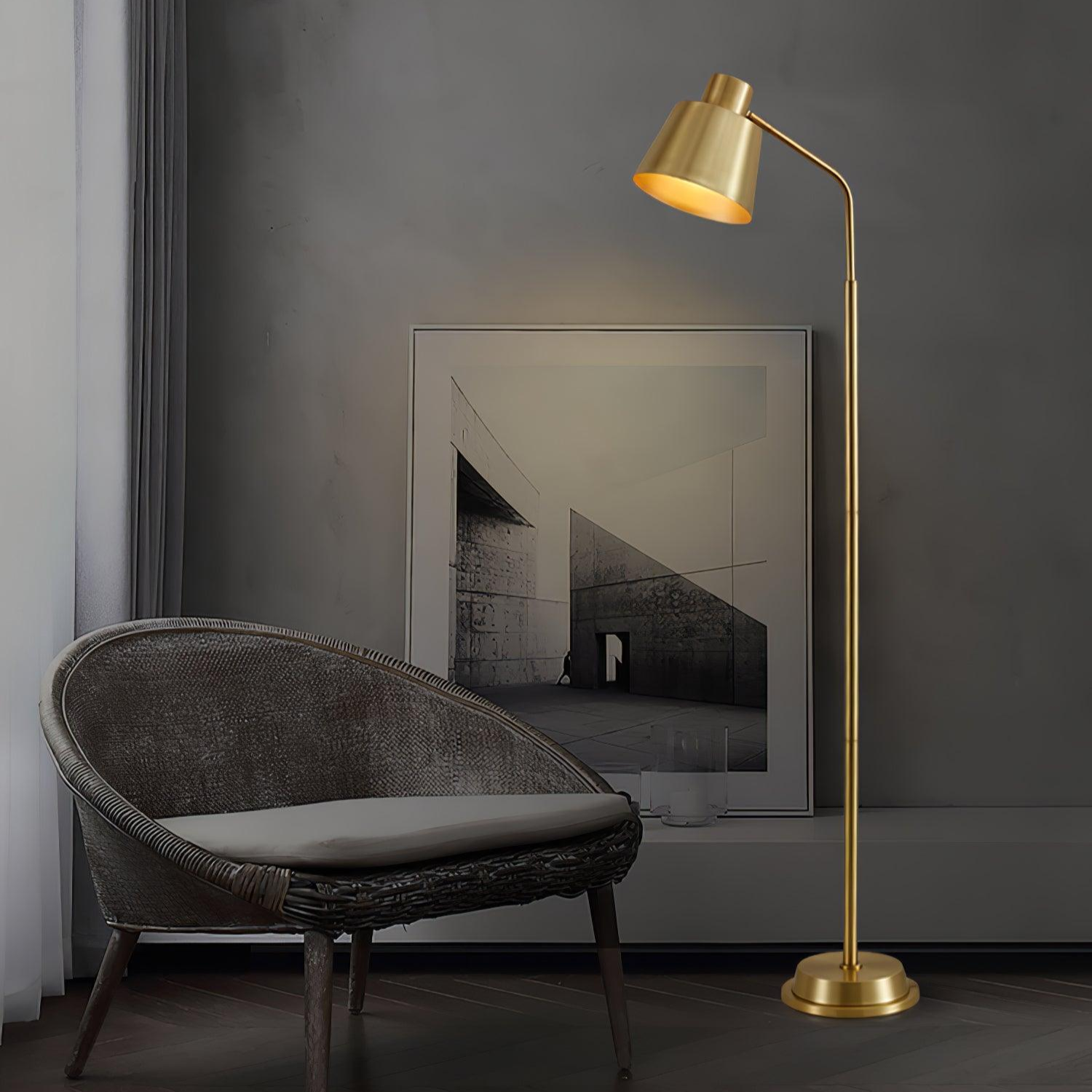 "Elegant gulvlampe i messing med LED, moderne design og luksuriøs finish, passer perfekt for ethvert interiør."