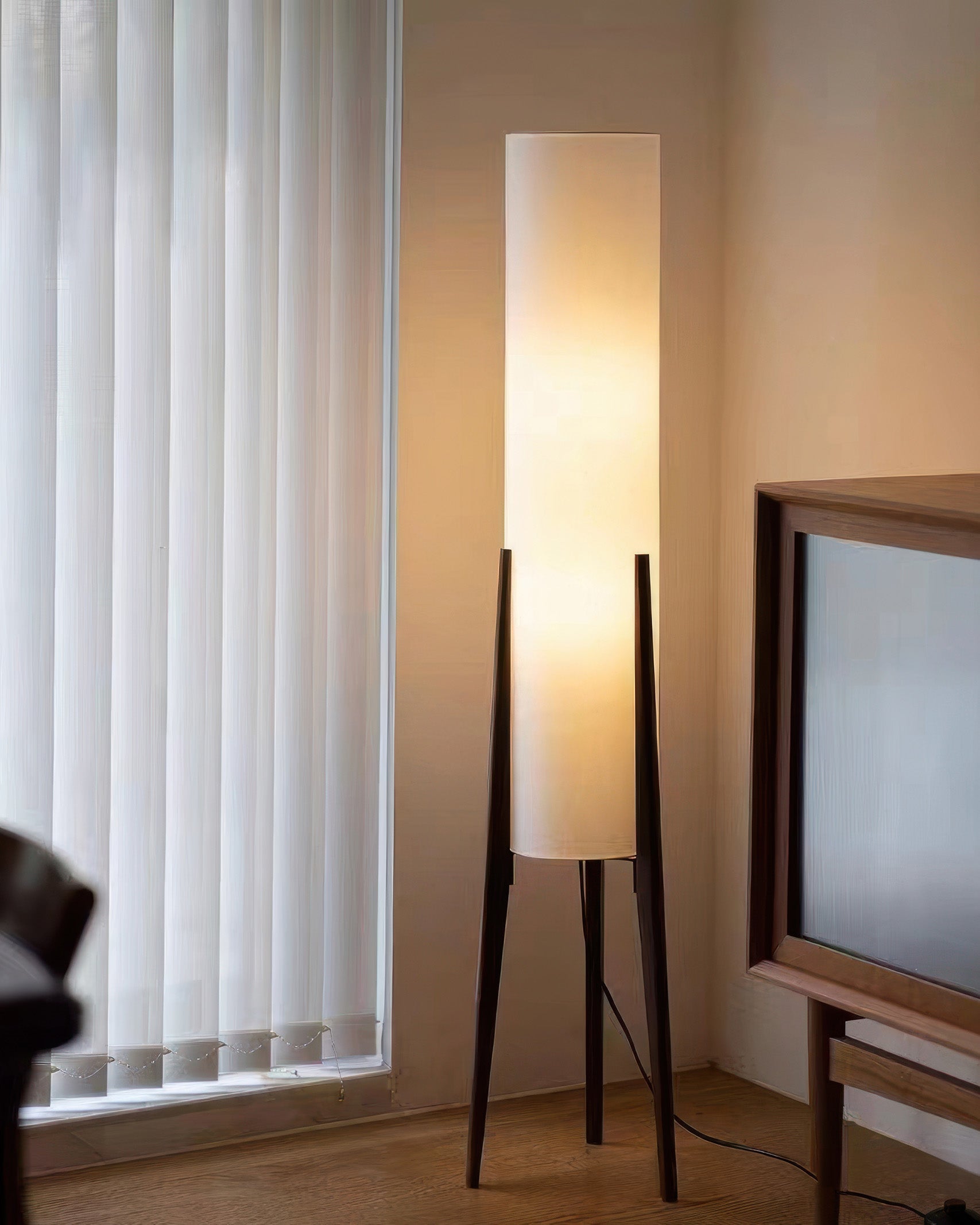 "Elegant gulvlampe i valnøtt med retro og moderne design, LED belysning og stoffskjerm for varm atmosfære."