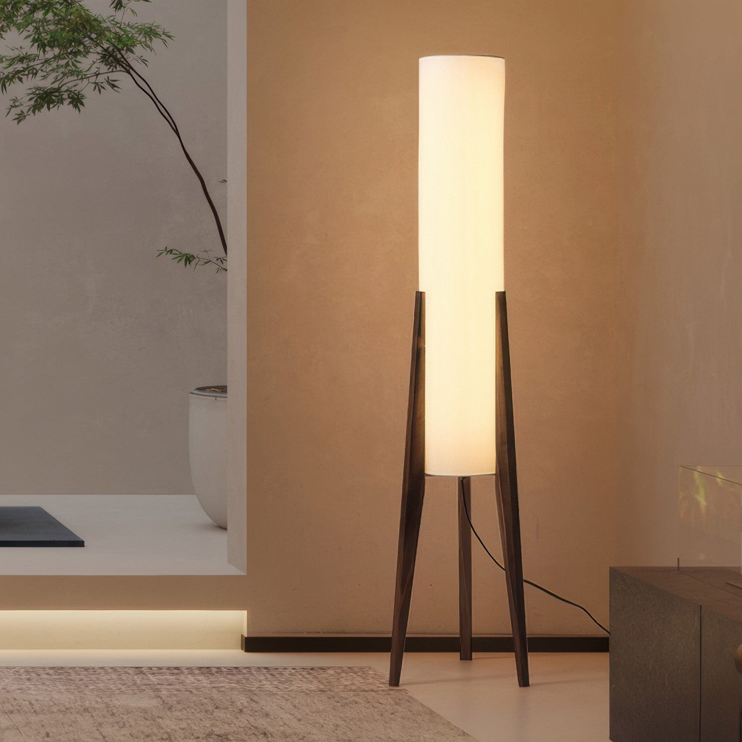 "Elegant gulvlampe i valnøtt med retro og moderne design, LED belysning og stoffskjerm for varm atmosfære."