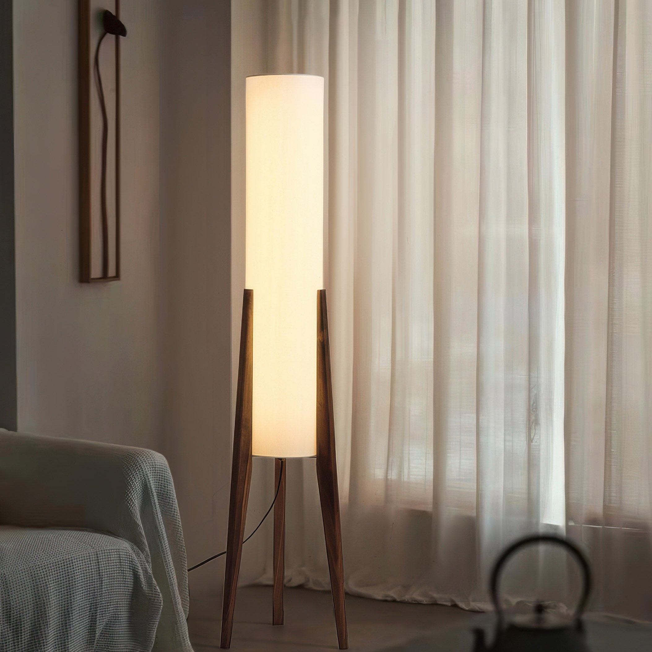 "Elegant gulvlampe i valnøtt med retro og moderne design, LED belysning og stoffskjerm for varm atmosfære."