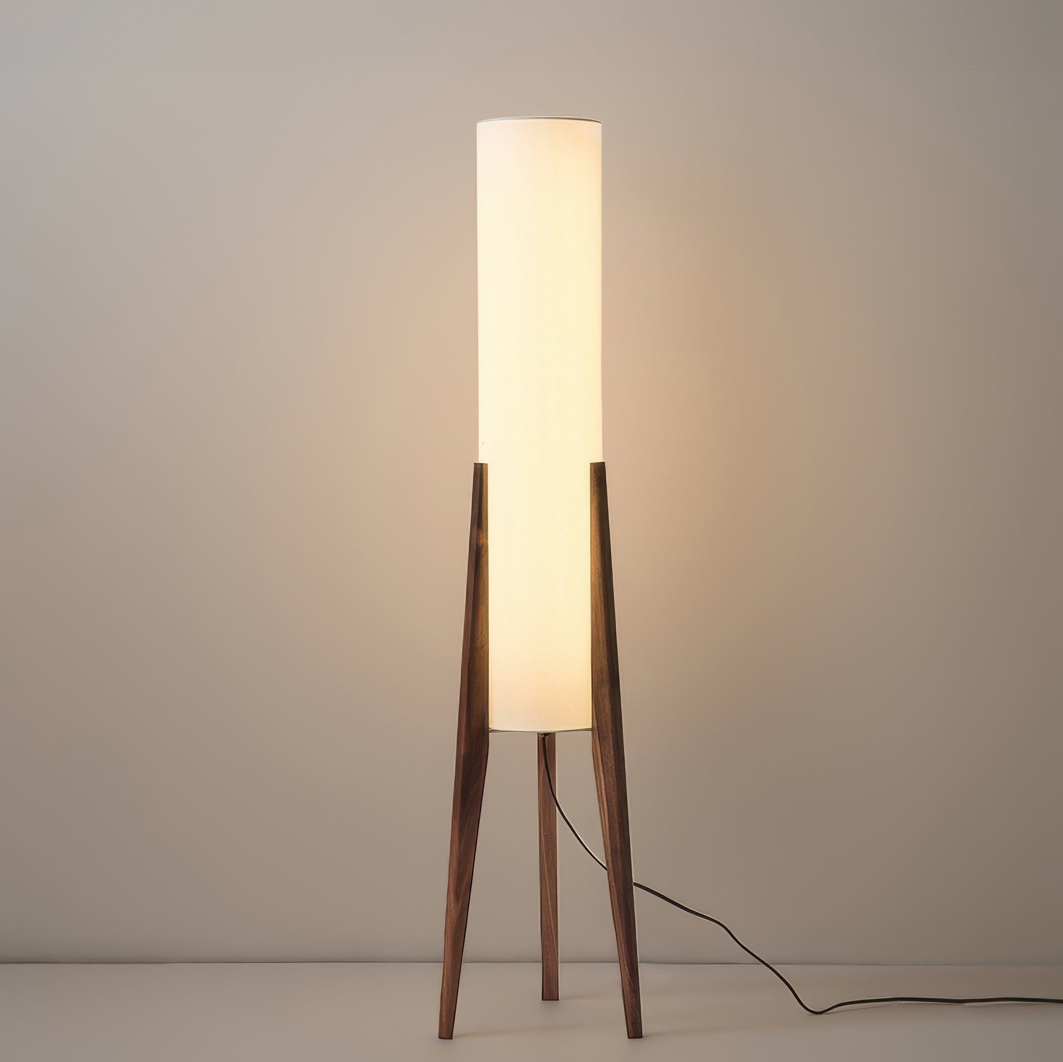 "Elegant gulvlampe i valnøtt med retro og moderne design, LED belysning og stoffskjerm for varm atmosfære."