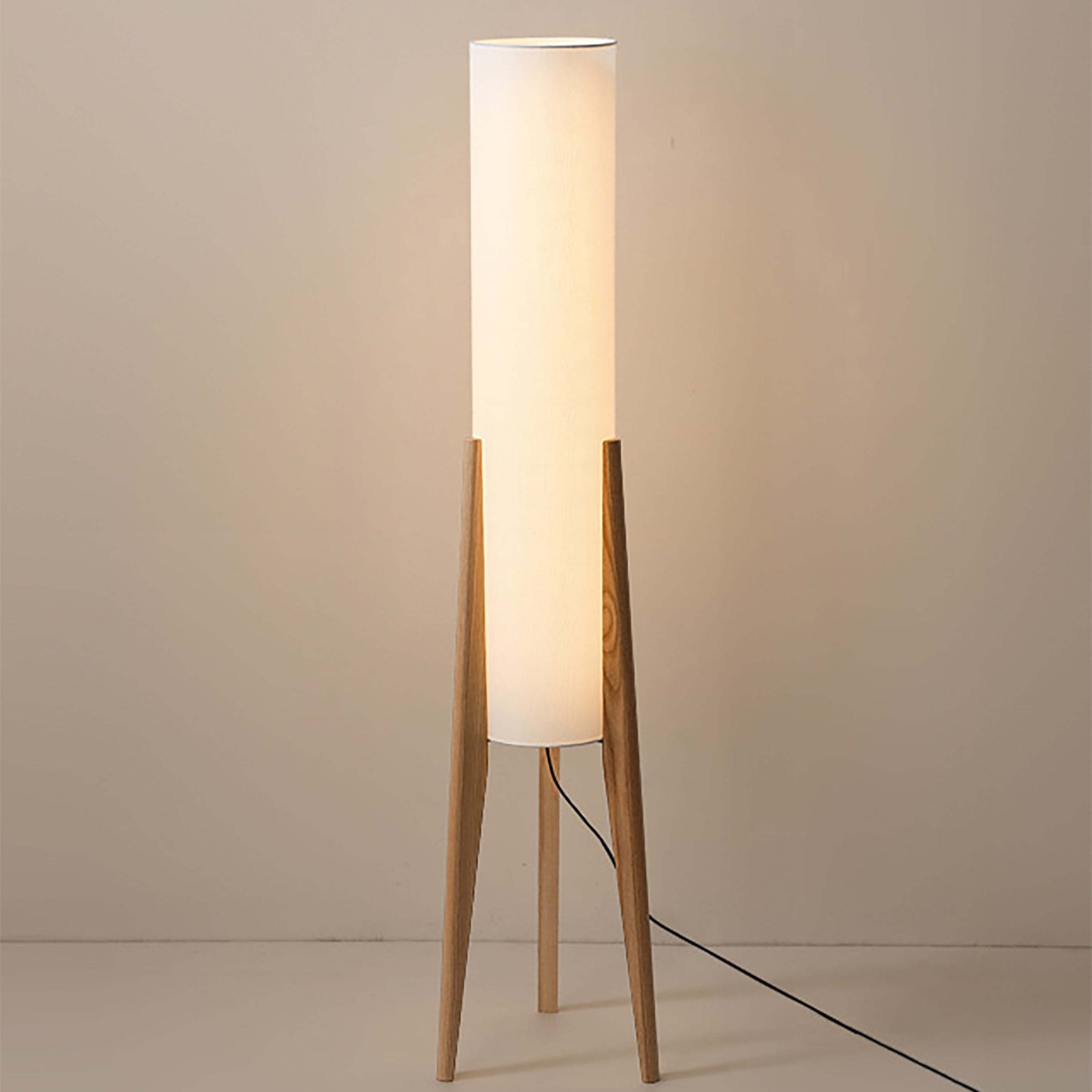 "Elegant gulvlampe i valnøtt med retro og moderne design, LED belysning og stoffskjerm for varm atmosfære."
