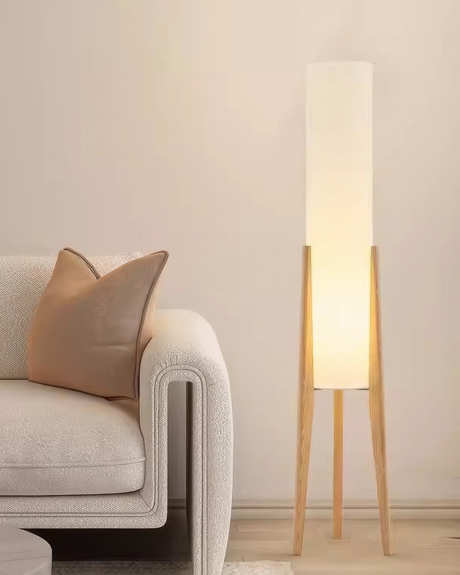 "Elegant gulvlampe i valnøtt med retro og moderne design, LED belysning og stoffskjerm for varm atmosfære."