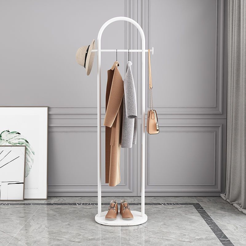 Moderne frittstående garderobestativ i gyllen metall. Detaljert med elegant marmorbase for stabil oppbevaring.